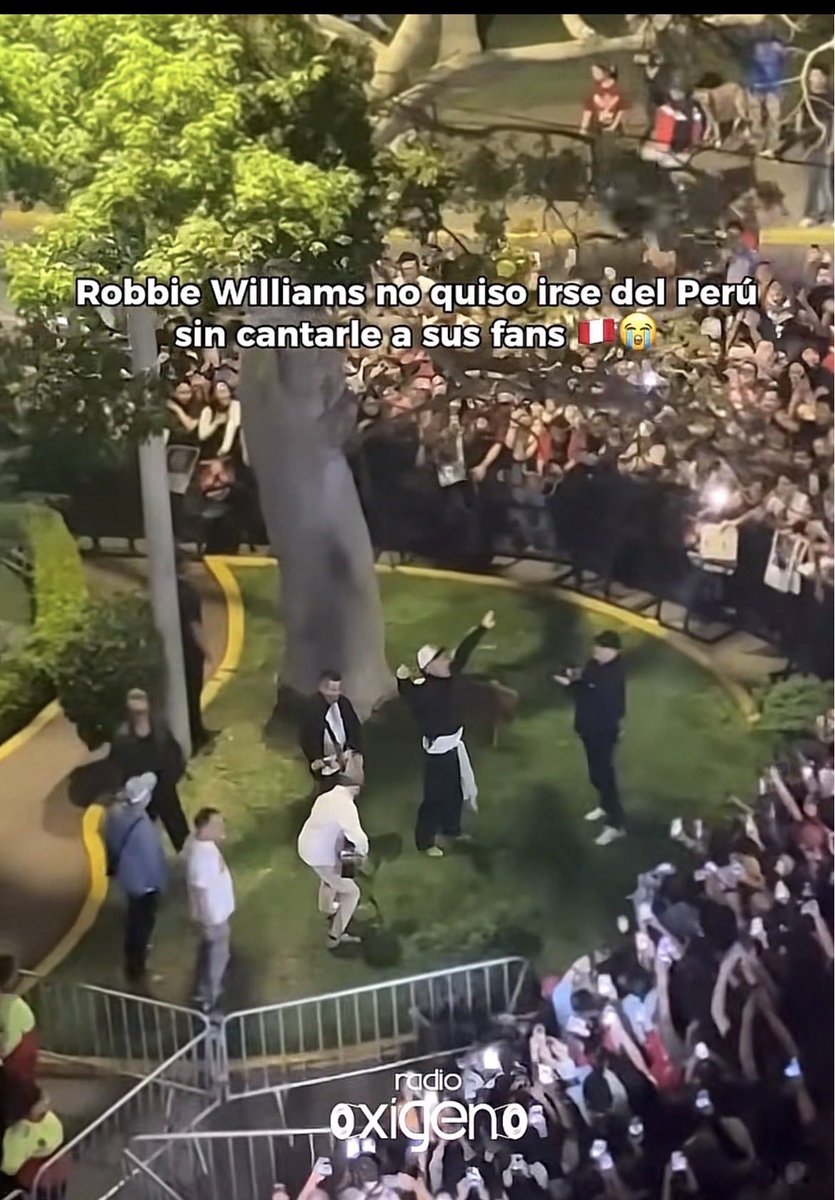 yonglixxv's tweet photo. vi a una desinformando sobre el tema de stay mexa acosando a los chicos fuera del hotel pero eso no es de México, es Robbie Williams cantando con sus fans en Perú.

es vdd q chn mando bbl pidiendo q se fueran, dando a entender q había gente ahí (y realmente no sabemos si hay gente o no pq no hay pruebas contundentes), pero tampoco se trata de mentir y desinformar solo para quedar bien