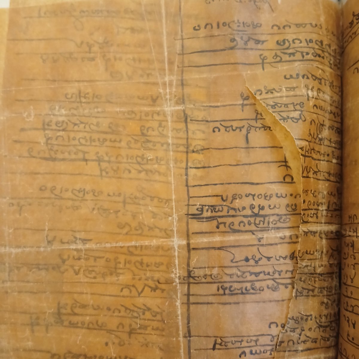Chris_Iwanek's tweet photo. Does anyone what script and language this is? Kannada? This is an 18th-century document I found at the British Library (In India Office Records, in a volume titled "Relations with Hyder Ali," p. 371nn). It was inserted between English documents. It looks like a bill of some sort. https://t.co/RWjLWfuht3
