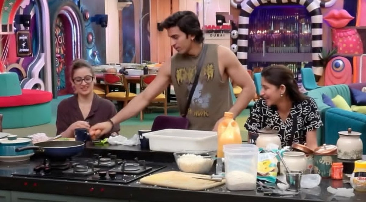 TeamPratikOFC's tweet photo. new friendship in the town gullu nd uditi 😭 #UditiSingh https://t.co/u99rBmRQvC