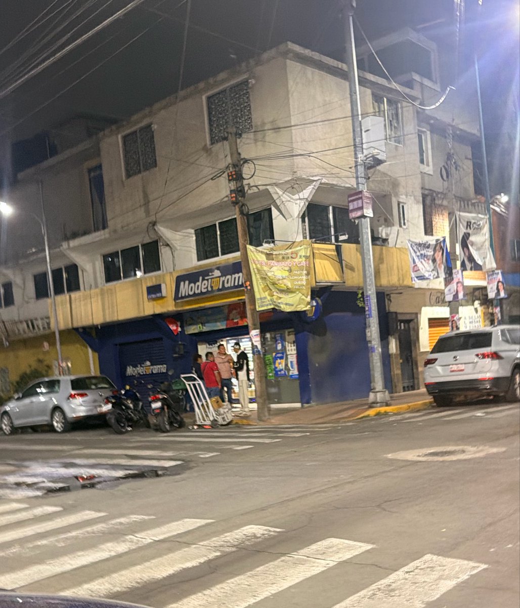ISantolz's tweet photo. @mauriciotabe @UCS_GCDMX @GrupoModelo_MX estaimados, nuevamente está narcotiendita disfrazada de Modelorama con música y gente bebiendo 1 am, ojalá y esta vez si hagan algo, porque pareciera que el dueño tiene los contactos que dice para que su negocio siga impune https://t.co/WY8NM17AJx