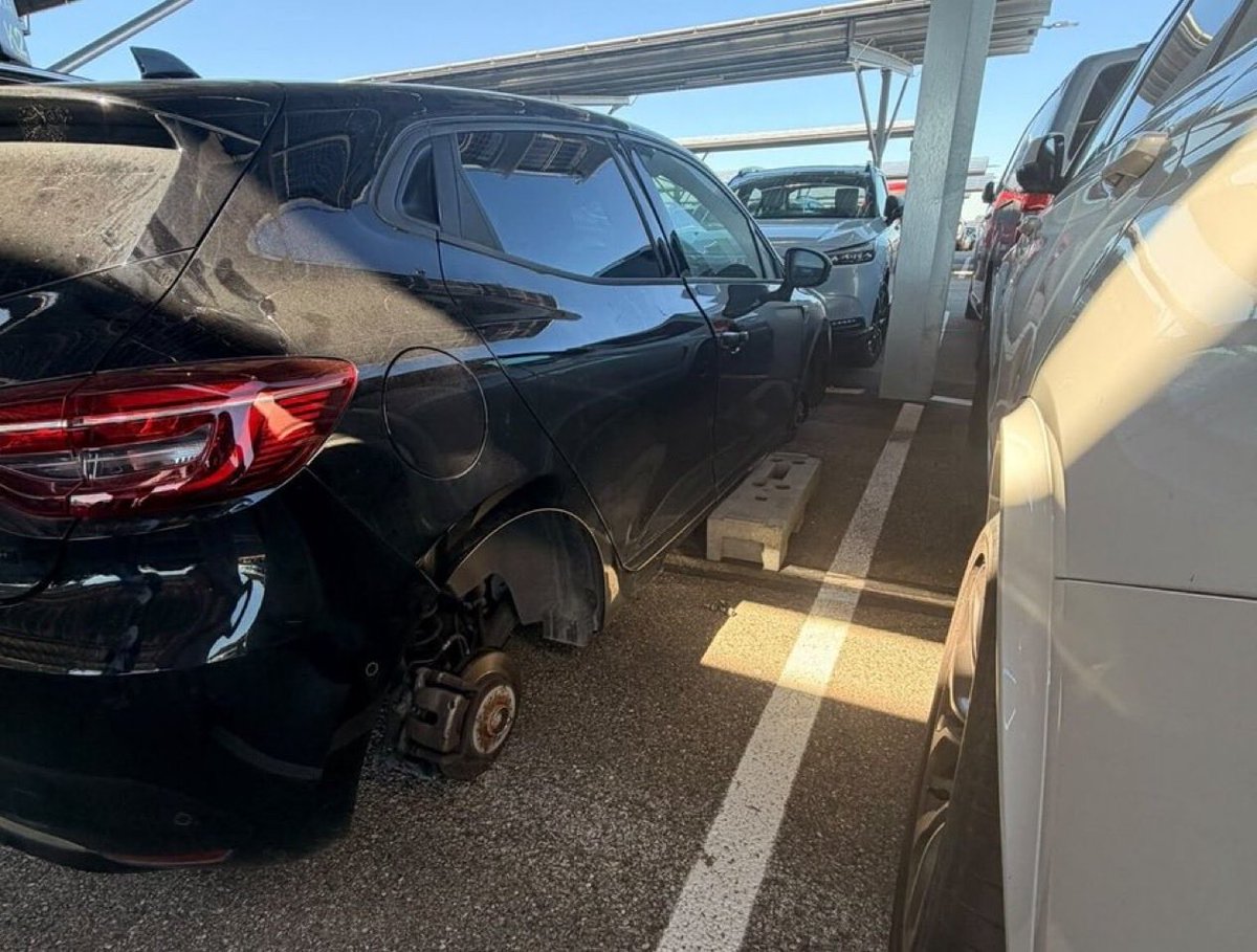 cpasdeslol_X's tweet photo. 🚨🇫🇷 MÊME À L’AÉROPORT, VOTRE VOITURE N’EST PLUS À L’ABRI…

De retour d’une semaine de vacances à Dubaï, un couple de 25 ans a retrouvé sa Clio 5 posée sur des parpaings sur le parking P5 de l’aéroport Lyon-Saint-Exupéry.

Les quatre roues avaient été volées pendant leur absence. (Le Parisien)