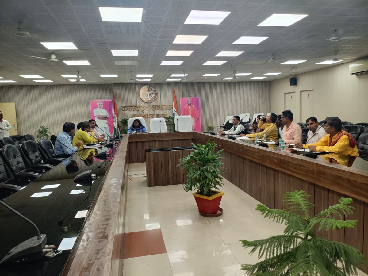 AmbedkarnagarDM's tweet photo. उप जिला निर्वाचन अधिकारी की अध्यक्षता में गोरखपुर–फैजाबाद खंड शिक्षक निर्वाचन क्षेत्र के निर्वाचन से संबंधित मतदेय स्थलों के संबंध में राजनीतिक दलों के प्रतिनिधियों एवं माध्यमिक शिक्षक संघ के पदाधिकारियों के साथ बैठक कर आवश्यक विचार-विमर्श किया गया। @ceoup  @ECISVEEP https://t.co/qwBOYCWpn1