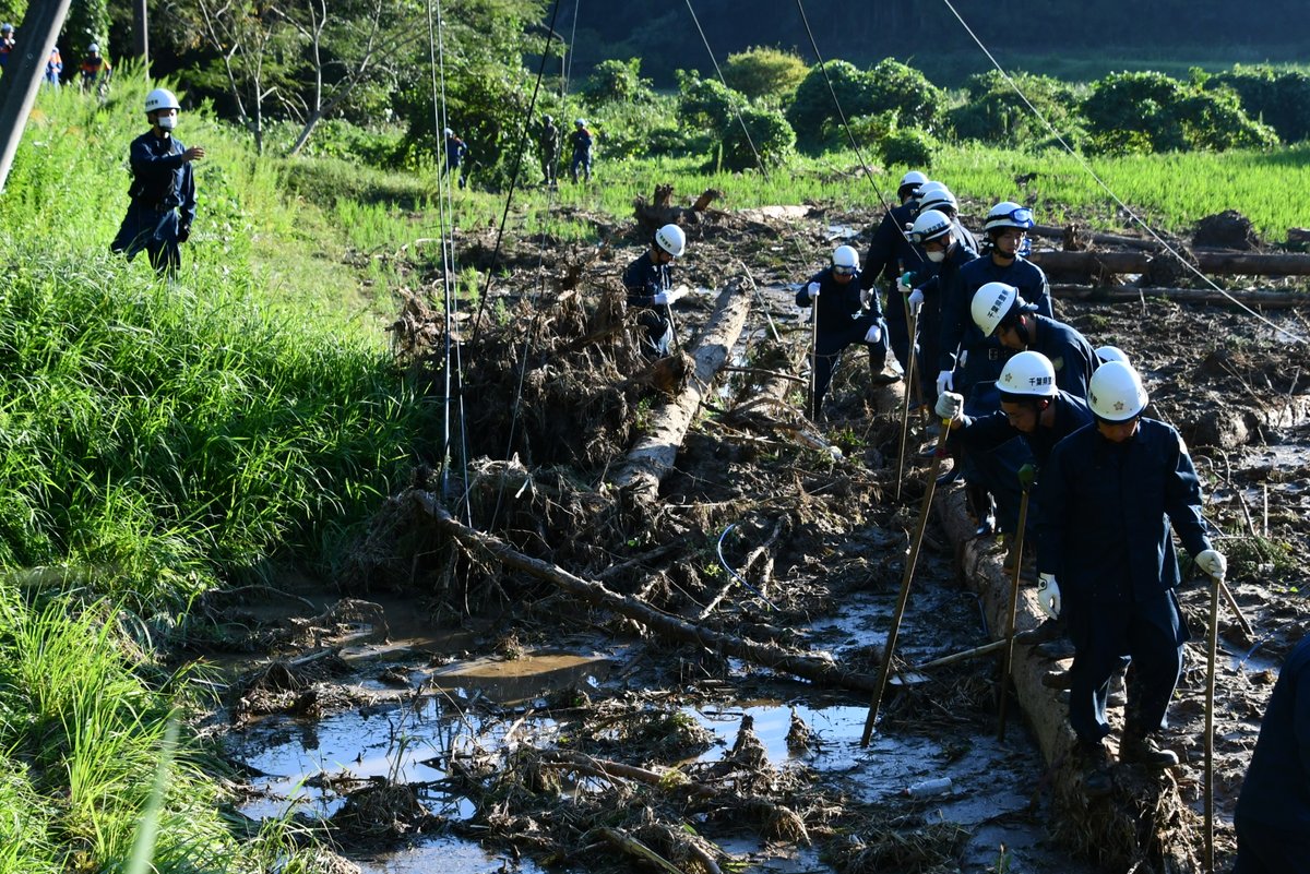 Chibakenkei's tweet photo. 【#千葉県警察 広域緊急援助隊】

台風25号で甚大な被害を受けた県内の土砂崩れ現場では、警察や消防、自衛隊等による救助活動が行われています。

https://t.co/xo2VPlrg4z https://t.co/HOmt6A1tH9