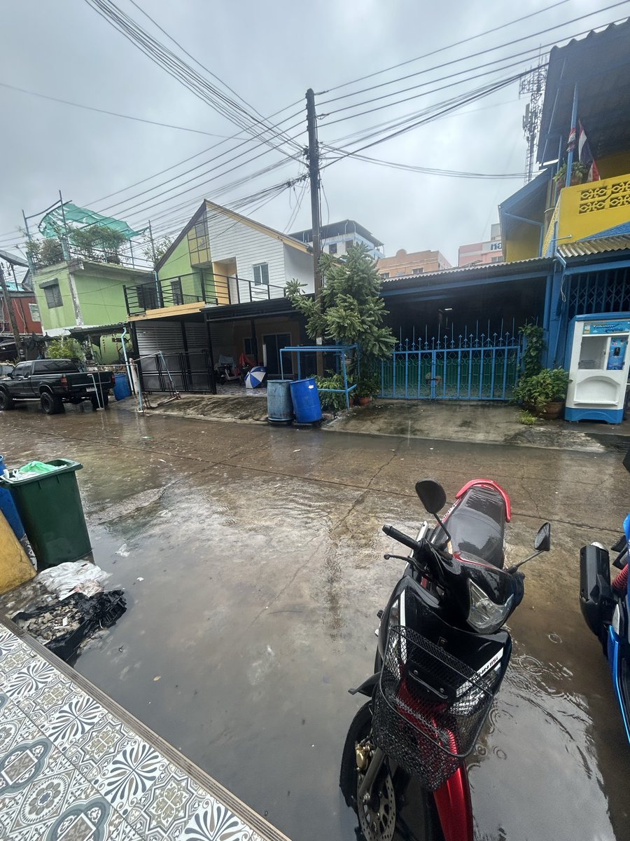 TioyTioyly's tweet photo. ไทธานีตอนนี้ เอาเรือมาทีจ้าาา🫩🌧️😂 #นวนคร #ปทุมธานี #ไทธานี https://t.co/biNMcBvni8