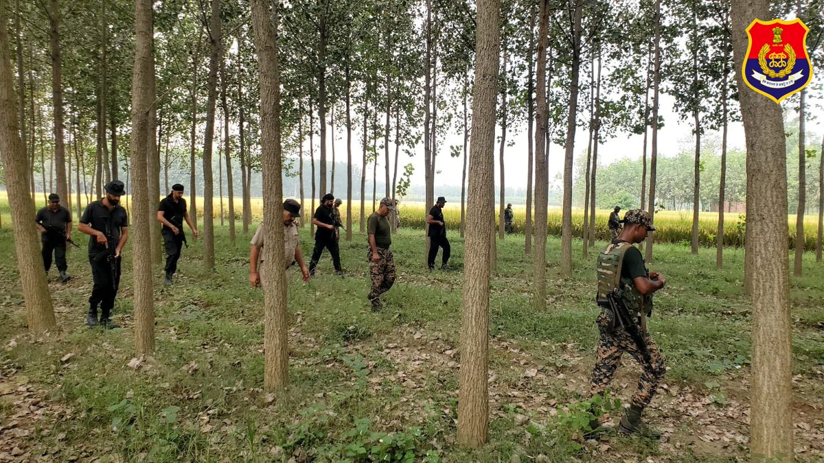 PathankotPolice's tweet photo. #PathankotPolice, in collaboration with the Border Security Force (#BSF), have carried out a joint search operation in the Border area to impede the activities of nefarious individuals and prevent any unfortunate incidents.
#Pathankot https://t.co/yy7haVH0xg