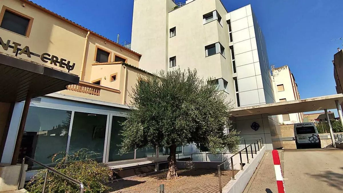 AntiburocraciaC's tweet photo. Un metge d'urgències de Figueres va dir a una pacient de 70 anys que parlés en castellà o en anglès. Ho explica ella mateixa en una carta.

Dimarts 15 de setembre, una veïna d'Albanyà de 70 anys va anar a urgències de la Clínica Santa Creu de Figueres. Feia onze dies que s'havia trencat el cap de l'húmer del braç esquerre en una caiguda, i feia dies que no dormia pel dolor.

Segons explica en una carta publicada al setmanari Empordà, el metge de guàrdia la va interrompre només començar a parlar. Li va dir, en castellà, que només s'entendrien si ella li parlava en castellà o en anglès, perquè ell no comprenia el català.

Ella va continuar en català. Ell va respondre que, si era bilingüe, li parlés en castellà.

La visita es va fer així: ella en català i el seu marit traduint al metge el que li passava.

Després s'ha queixat a la mateixa clínica, a Salut i a Política Lingüística. La Fundació Salut Empordà, l'entitat que gestiona la clínica, ha respost que la queixa "es revisarà amb el màxim rigor i s'adoptaran les mesures oportunes". Per ara, una promesa.

El Codi de consum de Catalunya reconeix a qui és client d'un establiment el dret a ser atès oralment en la llengua oficial que triï. La Clínica Santa Creu atén clients privats i mútues. Aquest dret no depèn de la bona voluntat d'un professional: és el centre qui ha d'organitzar-se perquè es pugui exercir.

Ser atès comença per ser entès. I a urgències, on arribes amb dolor i sovint amb por, és important.

A la newsletter d’Antiburocràcia Catalunya parlem de solucions per lluitar contra el desastre de les Administracions. Però també m’agrada explicar històries com aquesta i unir els dos mons.

Perquè moltes vegades una bona història t’ajuda a entendre millor com ens compliquen la vida... i com evitar que ens agafin desprevinguts.

I aquest setembre passa una cosa especial: neix el Club Antiburocràcia Catalunya.

I a la Newsletter, aquests dies te n'explicaré els detalls i els beneficis exclusius per als socis fundadors.

Apunta-t’hi de franc: 👉 https://t.co/0202AubGyn

(Assegura’t de posar bé el correu. Després, rebràs un correu electrònic de confirmació. Si no el veus, revisa la carpeta de correu brossa, arrossega’l a la safata principal i confirma'l perquè t'arribin totes les novetats.)