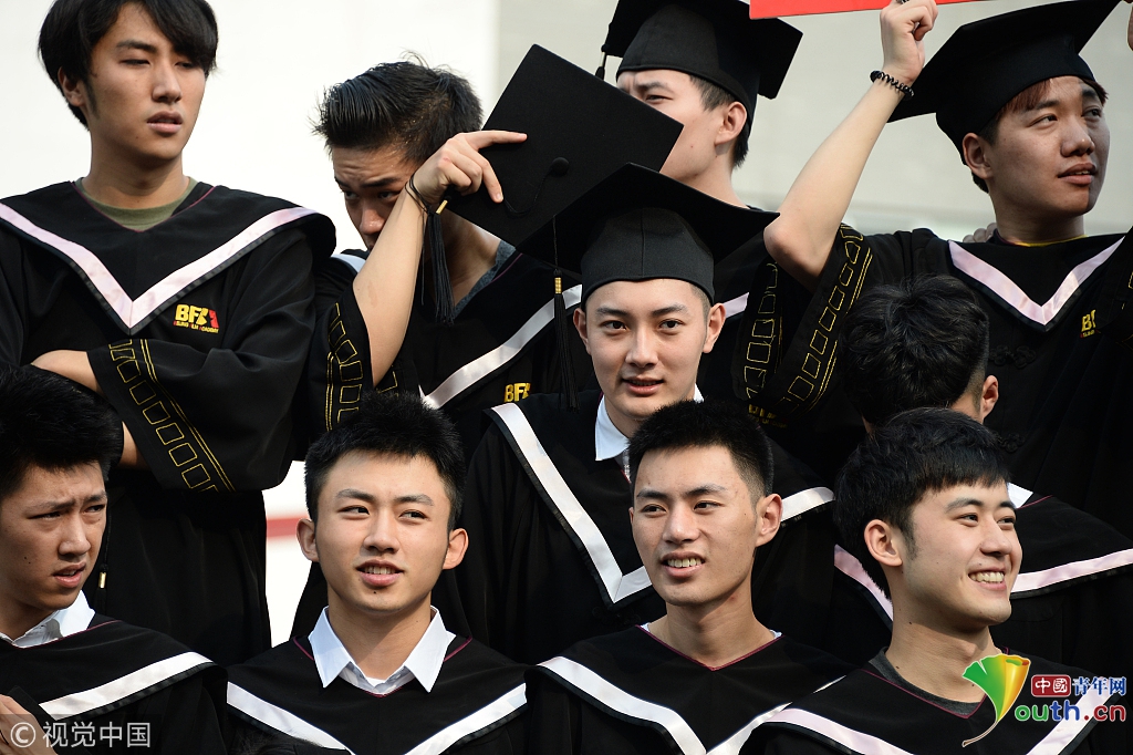 devhung428236's tweet photo. Graduation day check  Walked across the stage, hugged my people, and held a diploma that’s just the start of the next wild chapter. , https://t.co/VCbvfJLnkR