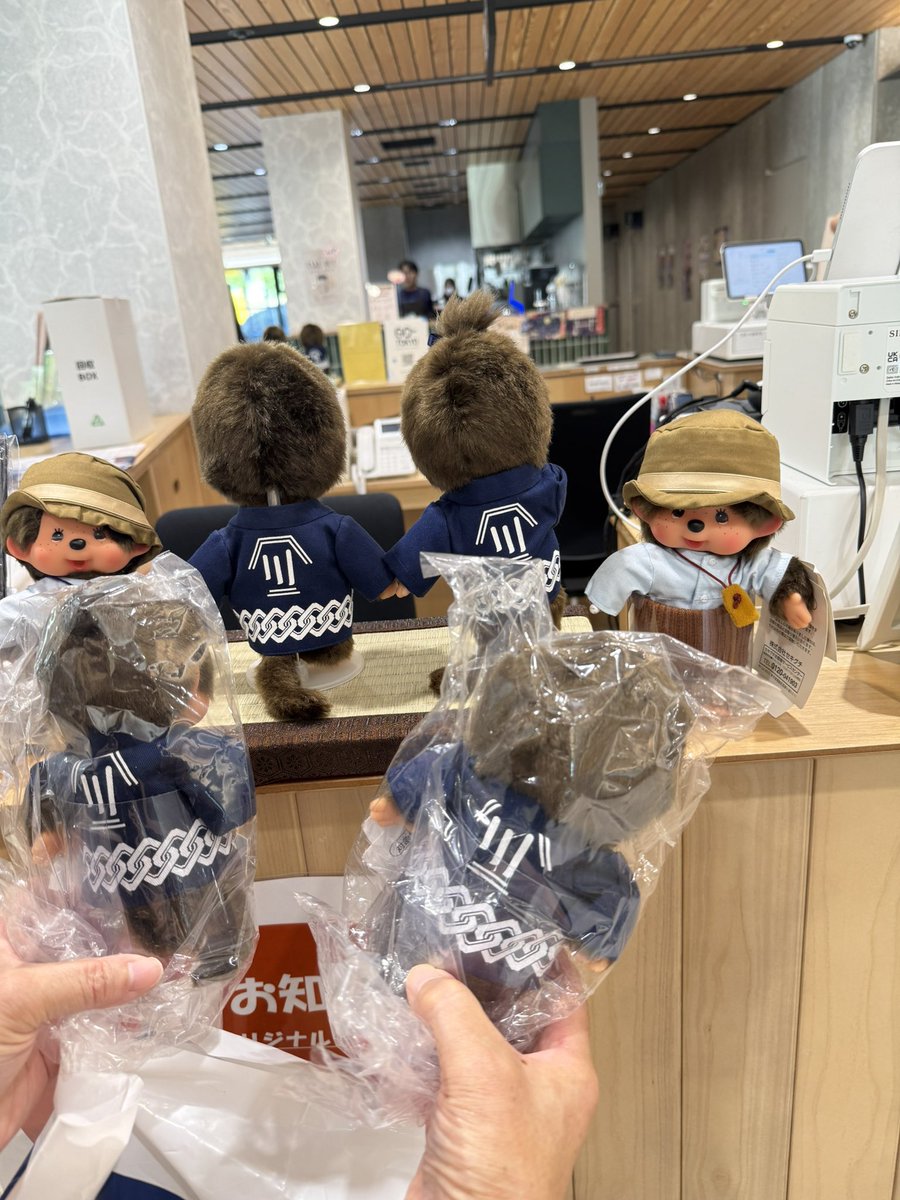 ensaile's tweet photo. 川チッチ②
物販の方が
クルッと
後ろ姿(川葚マーク)推しの様です😵
マンホールシール欲しさに
観光案内所へ
あっ
忘れてた
シールは新小岩だっけ🥹
さくらとは初めてこんにちは🥰🥰
記念写真も違う子に
わらび餅は思ったよりさっぱり🫪
#柴又
#モンチッチ 
#川チッチ
#寅チッチ
#さくら
#甘味処鎌倉 https://t.co/VQTZvZGYTY