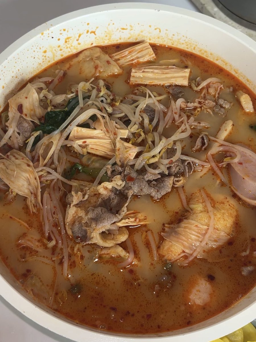 zimeot's tweet photo. 다들 이때쯤 속이 느끼할 것 같아서
내가 대표로 마라탕 먹었음 https://t.co/6hgFmMKwAD