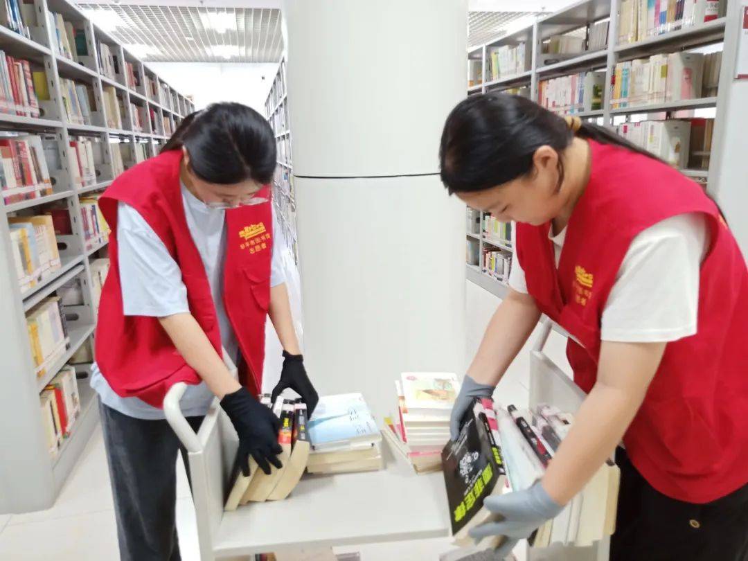 sonvijay660749's tweet photo. Spent the morning sorting donated books for the local community library—seeing kids’ excited faces when they browse the shelves makes every minute worthwhile! ， https://t.co/Sr8L8A8pLd