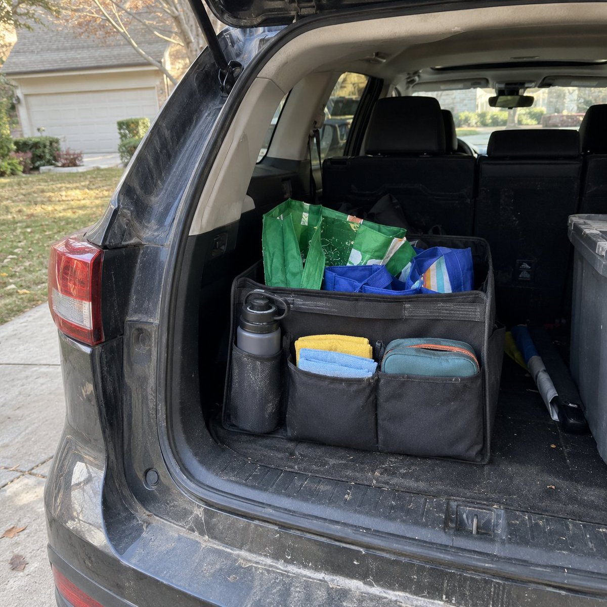 Ruchig_com's tweet photo. A trunk organizer is less about being tidy and more about knowing where things are. Keep reusable bags, cleaning cloths, a bottle of water, and small travel gear in one zone. https://t.co/woDLK9AxSE