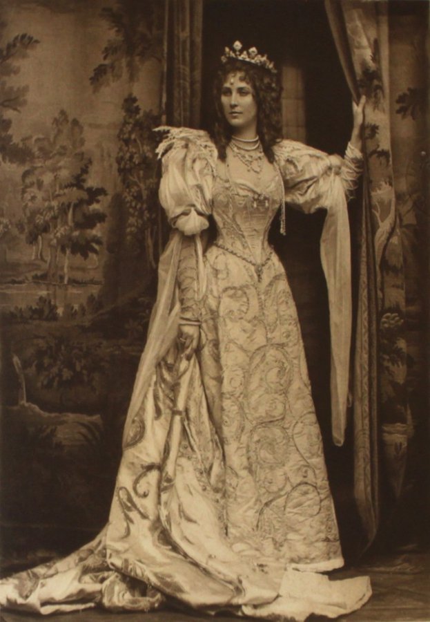 MadameGilflurt's tweet photo. The Duchess of Portland wowed as the Duchesse de Savoia at the 1897 Devonshire House Ball. On point from head to toe. #frockingfabulous #fashionhistory via the V&amp;A. https://t.co/L1vuthVbtf
