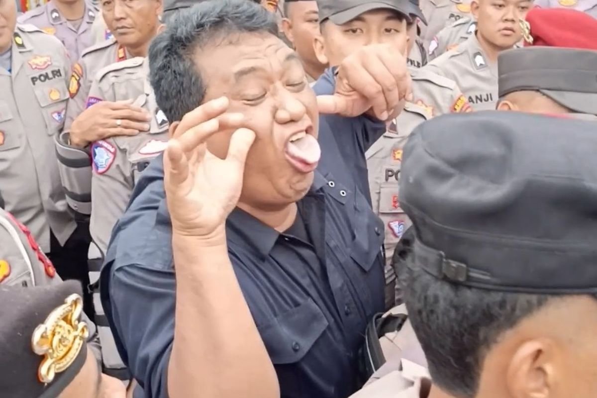 LambeSahamjja's tweet photo. polda bengkulu akan dalami polisi yang keliatan meledek massa:
- pas demo peringatan hari tani kamis 24 september 2026
- ada video anggota polisi yang mimik mukanya dinilai meledek massa aksi ikut didalami juga
- mereka janji dalemin semua kejadian secara objektif sebelum sebelum pas dan sesudah ricuh biar gak asal spekulasi
- polda imbau masyarakat tetep tenang 
- jangan gampang kepancing sama info yang belum jelas kebenerannya