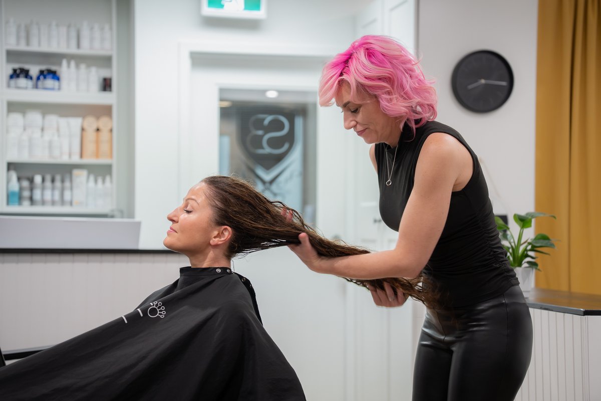 LindsyKurtvc's tweet photo. Long hair is back, and we love it. Think soft movement, face-framing pieces and shaping layers that preserve your length. Want longer, stronger, healthier-looking hair? Let’s create a plan together. Book your consultation with Salon Bliss Ottawa. https://t.co/EYeZfcV19i