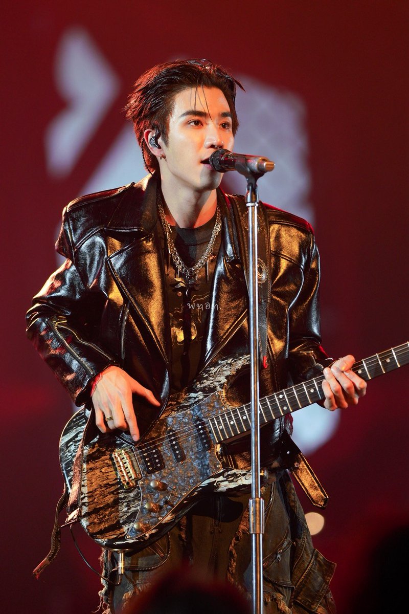 PerthOFCTrend's tweet photo. ลุคนี้คือยืนหนึ่งแบบไม่มีใครล้มได้ Rockstar ที่ถูกต้องที่สุด 🎸

#PerthTanapon #KDPPE https://t.co/UuJEnZchz4