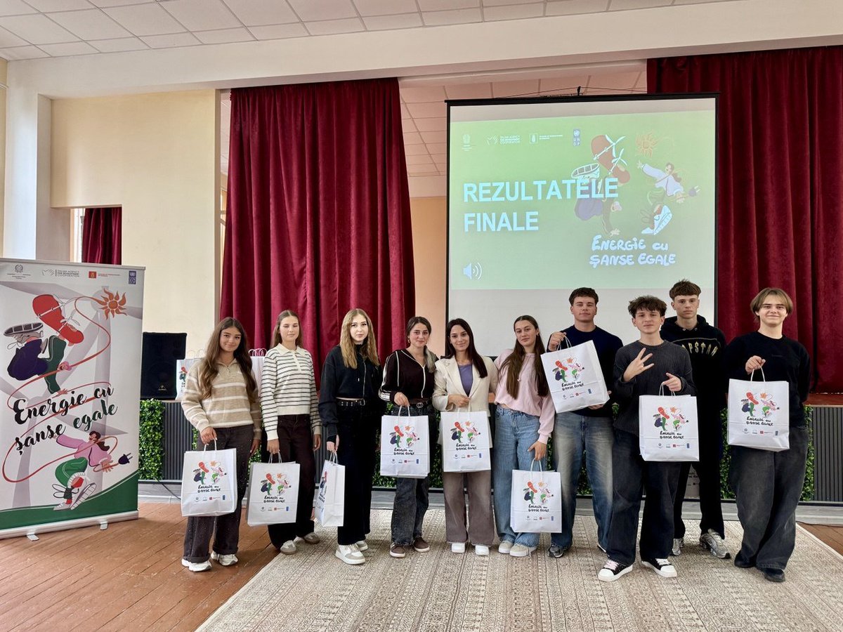 AlinaCebantfd2's tweet photo. ⚡ La Rîșcani, elevii descoperă prin quiz-ul „Energie cu șanse egale” cum eficiența energetică poate merge mână în mână cu șanse egale în carieră

Inițiativa ajunge în această toamnă în 10 școli din Moldova 🌱

#Moldova #Energie #Educație https://t.co/9g1cPfON9Y
