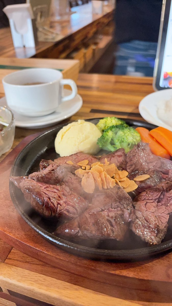 NoiR__y's tweet photo. 朝帰るのめんどくなって実家で撃沈弟と飯食ってた肉うま https://t.co/7W30uG4692