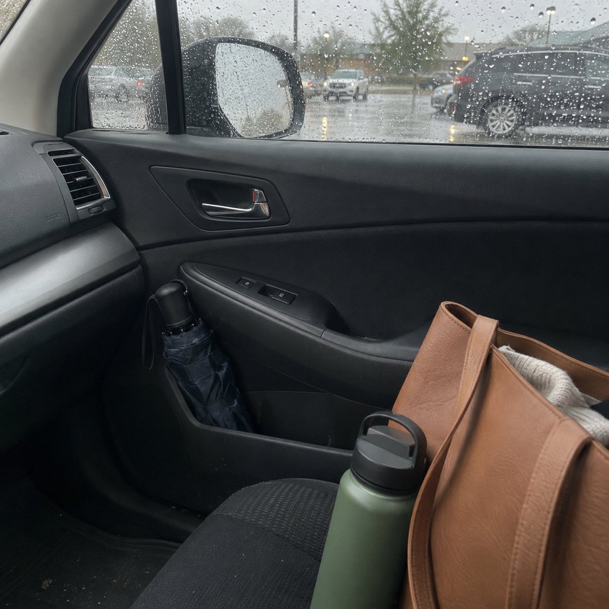 Ruchig_com's tweet photo. Keep a compact umbrella somewhere you’ll actually remember it: car door pocket, work bag, or entryway. The best backup item is the one you don’t have to search for. https://t.co/DrmsRGlIHt