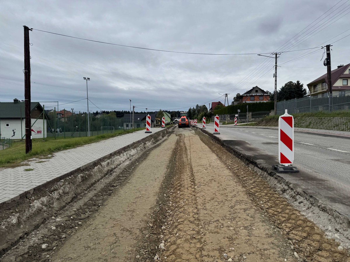 GDDKiA_Krakow's tweet photo. Jedni zbierają zapasy na zimę🫙
A my rozbieramy drogę w Mochnaczce Wyżnej #DK75🇵🇱🇸🇰
Jeden pas to już w pełni plac budowy, ruch odbywa się wahadłowo🚦
Poprawiamy konstrukcję drogi i odwodnienie, a na koniec położymy nową nawierzchnię👷
@GDDKiA | @MI_GOV_PL https://t.co/WMAexHppsM
