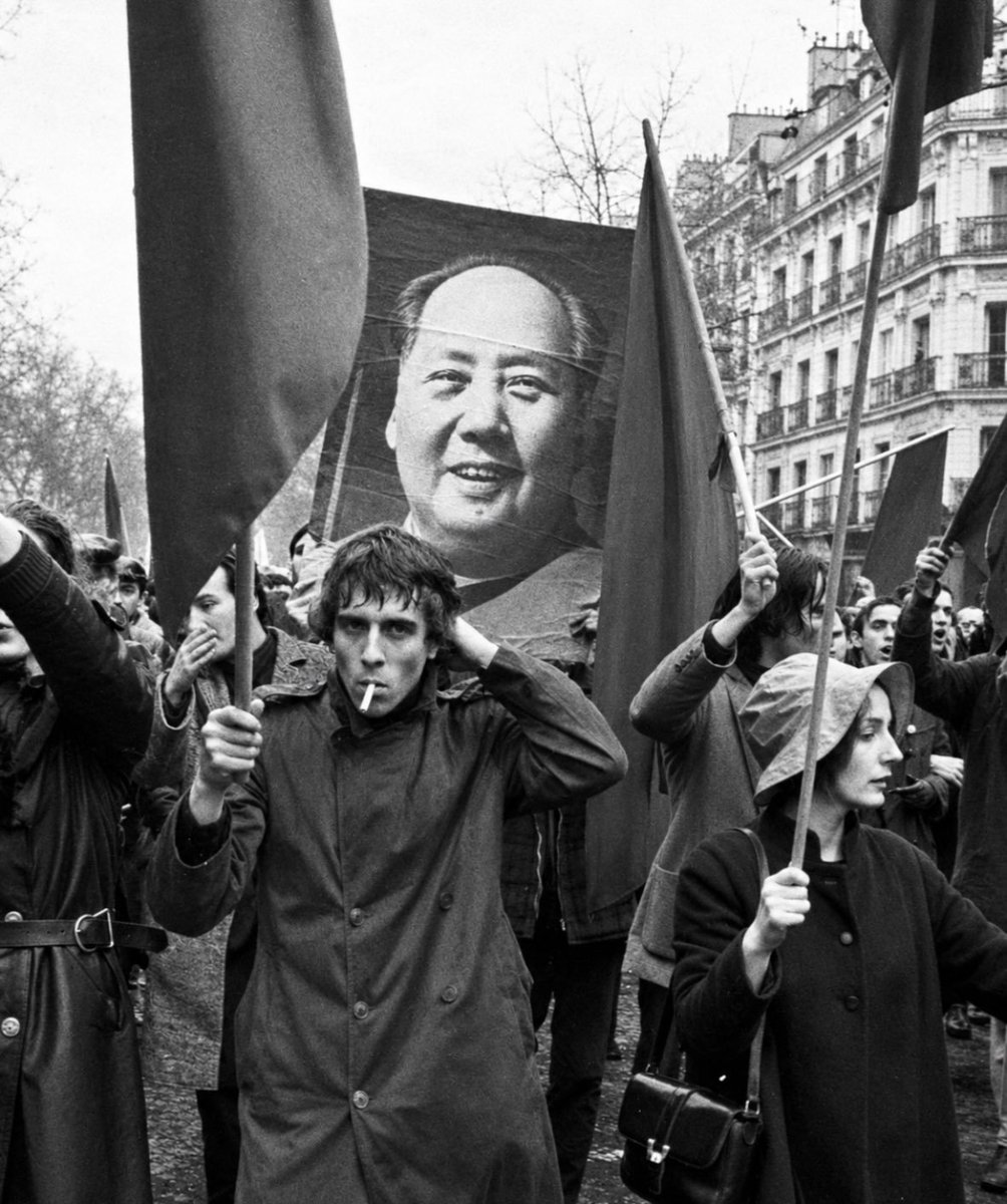 Ibonunizinde's tweet photo. 1968’de Paris’te gerçekleşen öğrenci ve işçi protestolarında Mao Zedong’un portresini ve kızıl bayrakları taşıyan öğrenciler ve işçiler. https://t.co/LblxK5UlAD