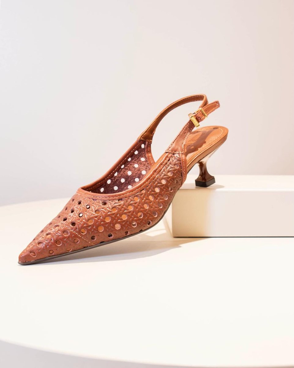 DeniseOffir8's tweet photo. A nova coleção celebra a elegância atemporal do material vazado. Qual é o seu favorito: mule, slingback ou scarpin de bico redondo? https://t.co/MEc3ioLPU7