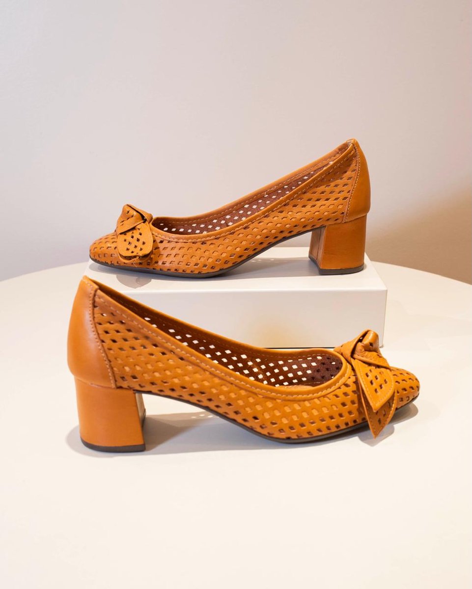 DeniseOffir8's tweet photo. A nova coleção celebra a elegância atemporal do material vazado. Qual é o seu favorito: mule, slingback ou scarpin de bico redondo? https://t.co/MEc3ioLPU7