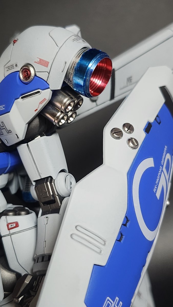 gbm0083's tweet photo. 普通に全塗装して組み上げるつもりが初めてのメタルパーツに挑戦とか思いたって、いろいろ始めたらアンテナ延長したくなったりメタルパーツ以外もメタル風に塗りたくなって１ヶ月以上かかってしまった問題作完成
メタル風の塗装だけは過去イチ上手くいったのでとりあえず満足 https://t.co/Npc9CPlK3E