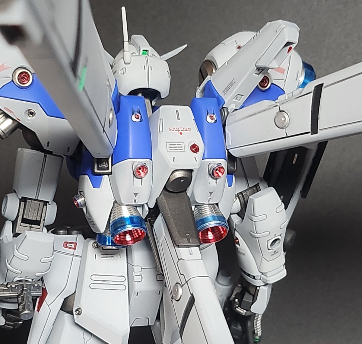 gbm0083's tweet photo. 普通に全塗装して組み上げるつもりが初めてのメタルパーツに挑戦とか思いたって、いろいろ始めたらアンテナ延長したくなったりメタルパーツ以外もメタル風に塗りたくなって１ヶ月以上かかってしまった問題作完成
メタル風の塗装だけは過去イチ上手くいったのでとりあえず満足 https://t.co/Npc9CPlK3E