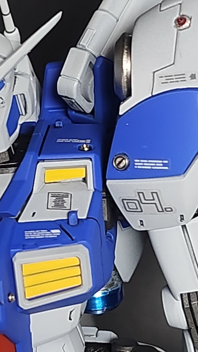 gbm0083's tweet photo. 普通に全塗装して組み上げるつもりが初めてのメタルパーツに挑戦とか思いたって、いろいろ始めたらアンテナ延長したくなったりメタルパーツ以外もメタル風に塗りたくなって１ヶ月以上かかってしまった問題作完成
メタル風の塗装だけは過去イチ上手くいったのでとりあえず満足 https://t.co/Npc9CPlK3E