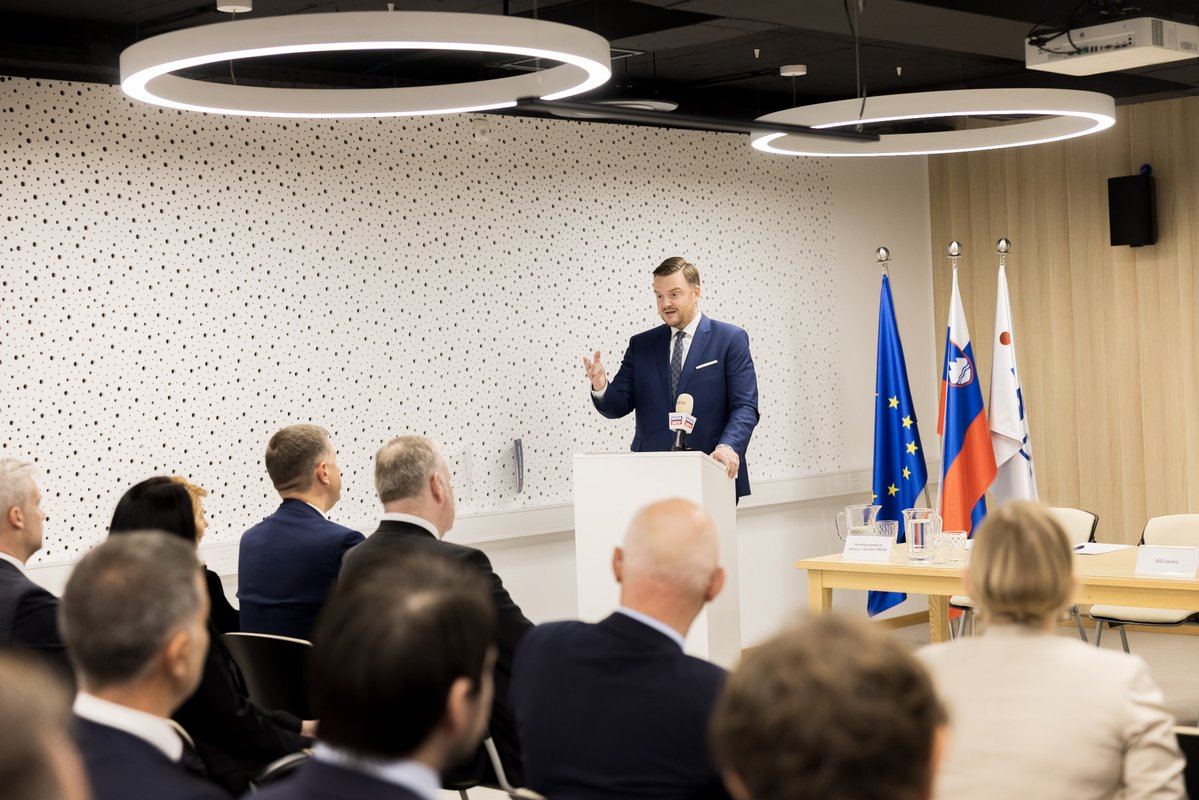 EIF_EU's tweet photo. New in: The EIF joins forces with six EU countries 🇵🇱🇷🇴🇱🇹🇧🇬🇭🇷🇸🇮 through the Three Seas Initiative Infrastructure Fund of Funds to spur at least €2 billion for energy, mobility, digital and social infrastructure between Baltic, Adriatic and Black seas.

🔗https://t.co/SREVwyUyth https://t.co/TtPL3I5nq2