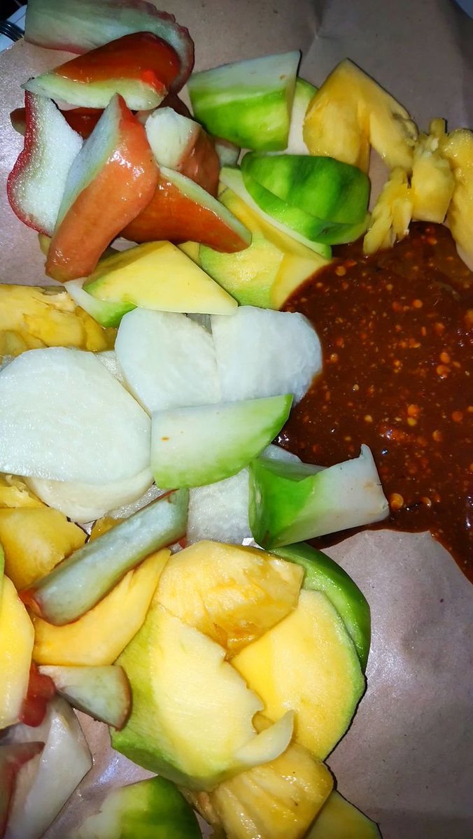 android128gb's tweet photo. buah yang wajib ada di rujak, kalo aku sih nanas 🙃 https://t.co/VeIa88CMw7