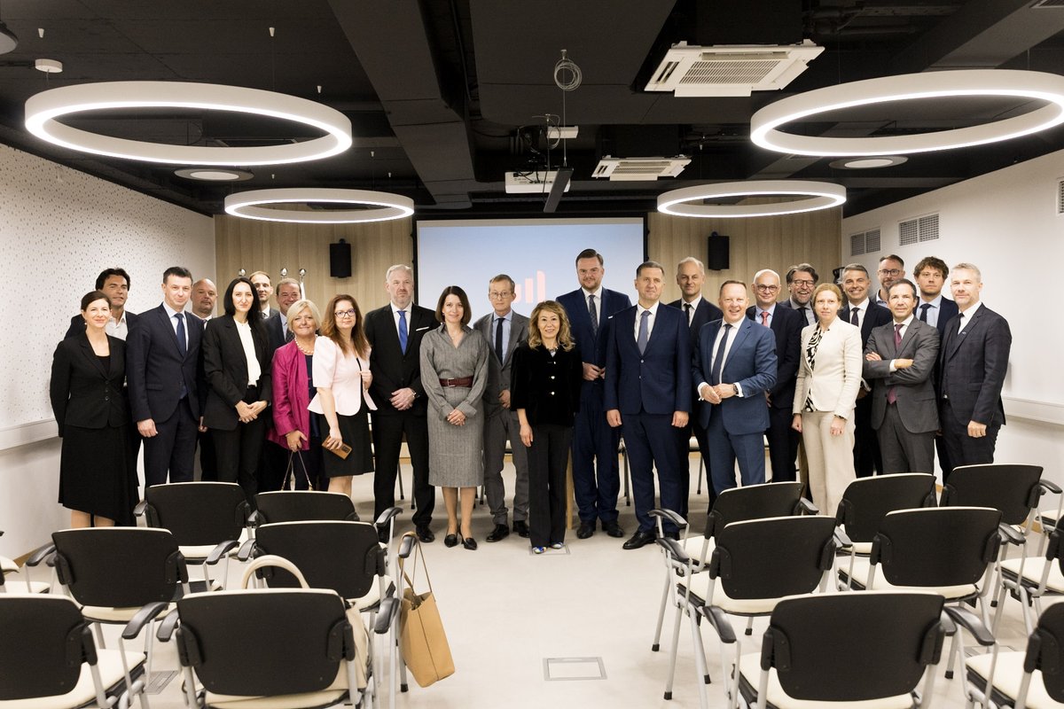 EIF_EU's tweet photo. New in: The EIF joins forces with six EU countries 🇵🇱🇷🇴🇱🇹🇧🇬🇭🇷🇸🇮 through the Three Seas Initiative Infrastructure Fund of Funds to spur at least €2 billion for energy, mobility, digital and social infrastructure between Baltic, Adriatic and Black seas.

🔗https://t.co/SREVwyUyth https://t.co/TtPL3I5nq2