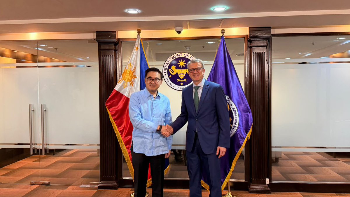 CzechinManila's tweet photo. 𝐒𝐭𝐫𝐞𝐧𝐠𝐭𝐡𝐞𝐧𝐢𝐧𝐠 🇨🇿🇵🇭 𝐞𝐜𝐨𝐧𝐨𝐦𝐢𝐜 𝐭𝐢𝐞𝐬 🏦

On 24 Sept the Embassy &amp; @CzechTrade 🇵🇭 met with Sec. Frederick Go of @dofgovph to reaffirm the shared commitment to strengthening Czech-Philippine economic ties and creating new opportunities for business cooperation. https://t.co/VMlchgTqsa