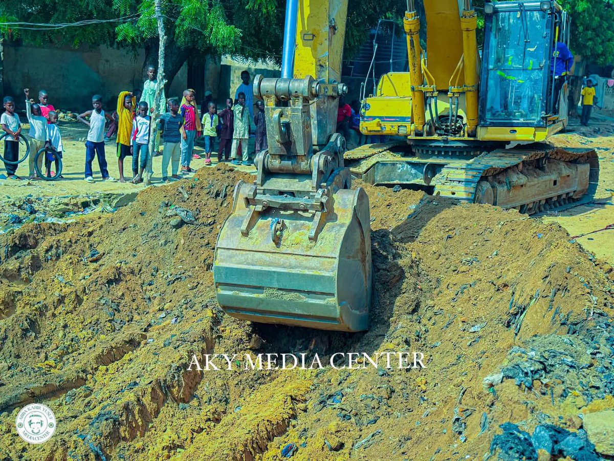 babarh_'s tweet photo. UNGOGO LGA | TITIN BADARU ROAD CONSTRUCTION BEGINS 🚧

Construction work has commenced on Titin Badaru Road in Ungogo Local Government Area. 

Titin Badaru is a vital road serving the Gayawa community, and work officially commenced yesterday with excavation, grading and earthworks.

Another promise delivered, another community connected.

#AbbaIsWorking
#KanoUrbanRenewal