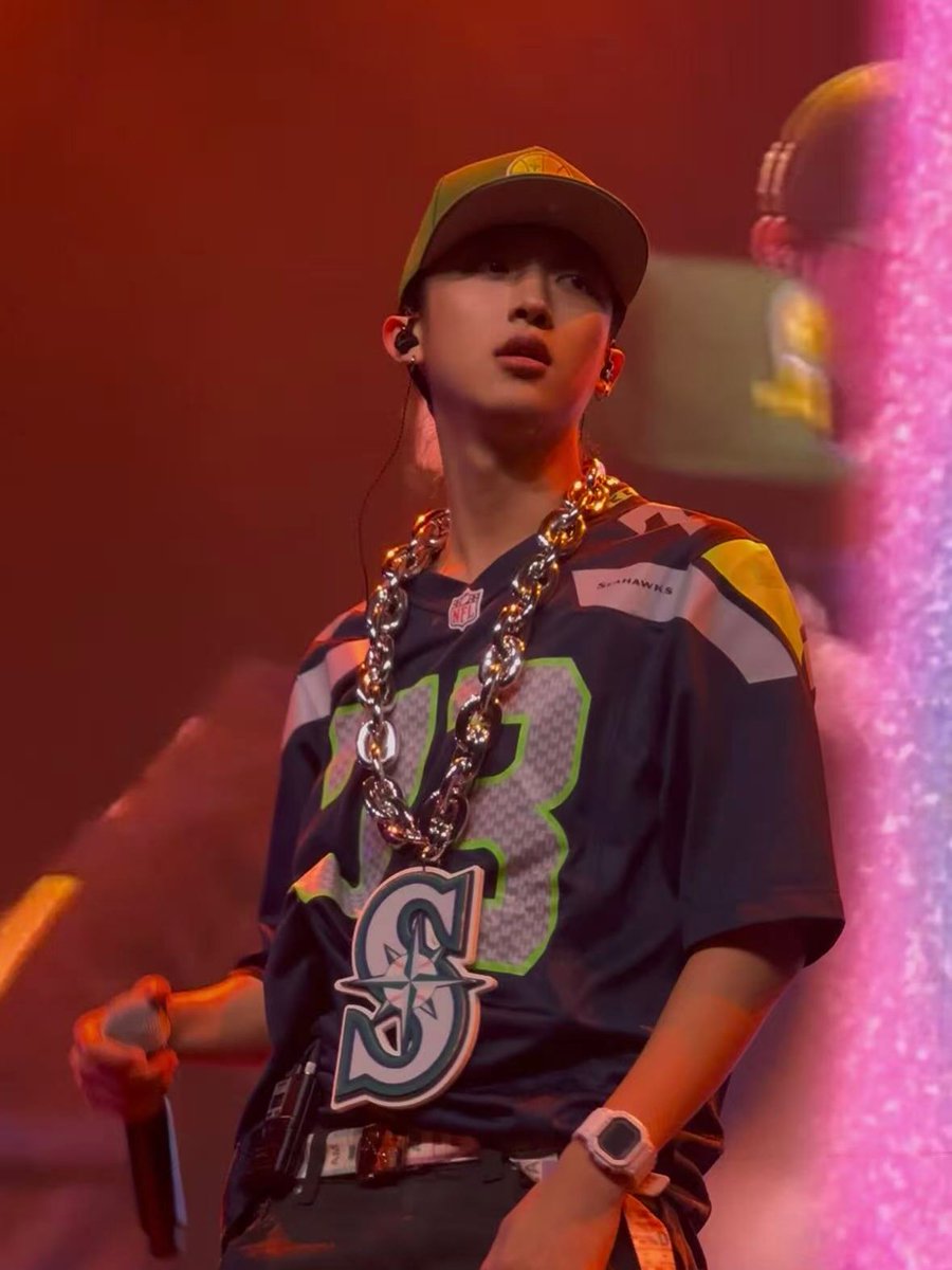 anchanspace's tweet photo. 260924 𝐒𝐞𝐚𝐭𝐭𝐥𝐞 🇺🇸

🐘🐈‍⬛🌰🐕 with customized Seahawks NFL team jerysey

#LNGSHOT #롱샷 #ロンシャ
#SerenadesAndBodyRolls https://t.co/GTYmmLURPb