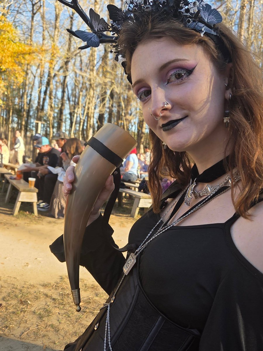 ChristaNovikoff's tweet photo. Took a little trip to the Ren Faire for bread bowls, bird shows, and drinking horns full of mead. https://t.co/f5sQl4a8WL