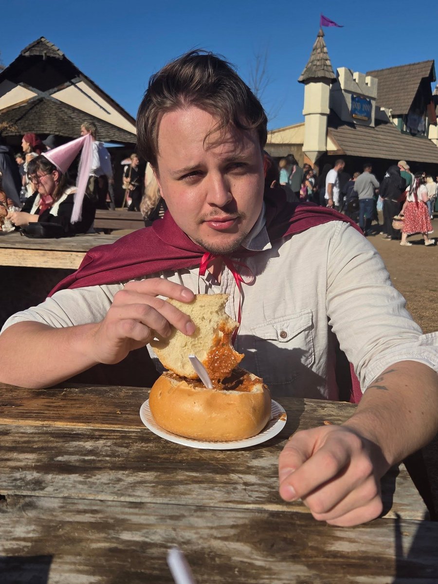 ChristaNovikoff's tweet photo. Took a little trip to the Ren Faire for bread bowls, bird shows, and drinking horns full of mead. https://t.co/f5sQl4a8WL