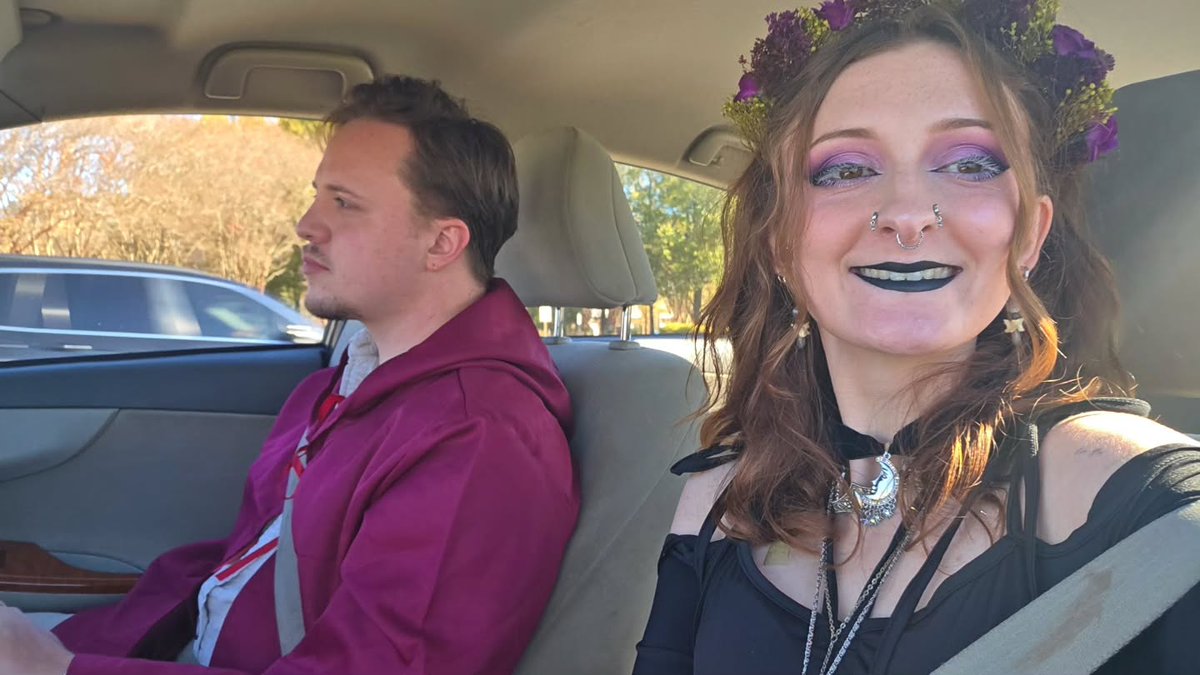 ChristaNovikoff's tweet photo. Took a little trip to the Ren Faire for bread bowls, bird shows, and drinking horns full of mead. https://t.co/f5sQl4a8WL