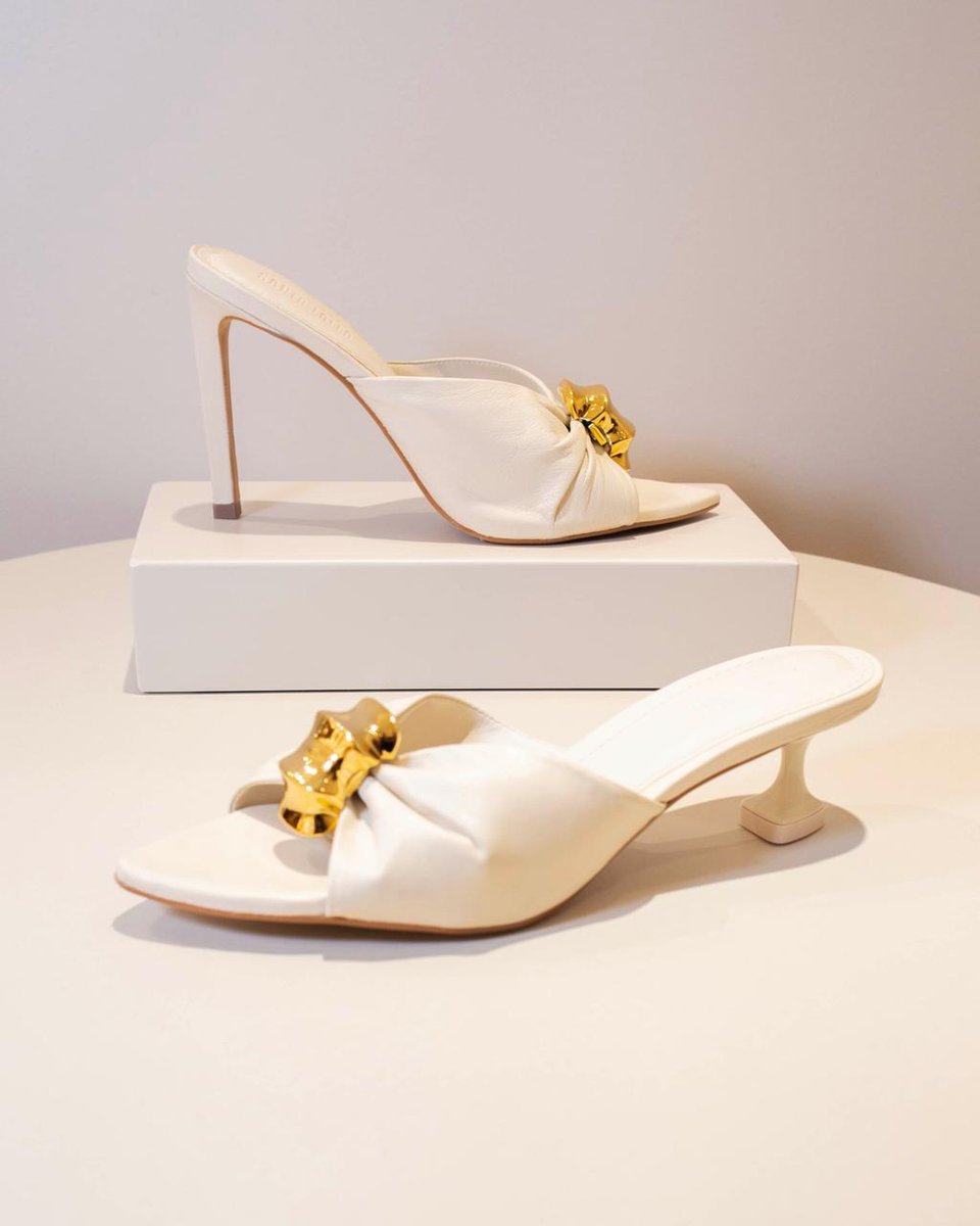 DeniseOffir8's tweet photo. Elegância que transforma o look: o branco traz leveza e sofisticação, enquanto o dourado adiciona um toque de luxo na medida certa. Uma mule versátil, do casual ao elegante. Qual é a sua favorita? https://t.co/g1OciK1twX