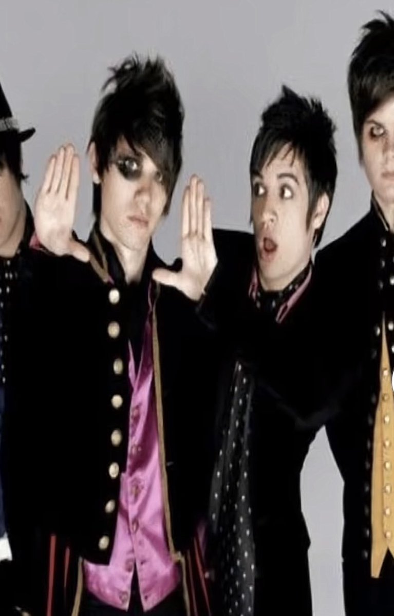 panicatkissco's tweet photo. yoohoo camera’s over here brendon https://t.co/jiqW4mcmxg