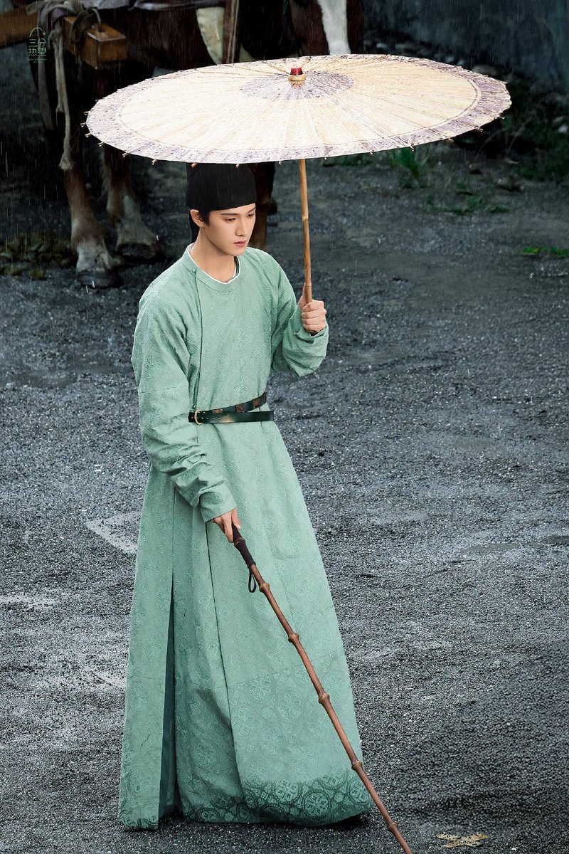 Donghyungdan's tweet photo. In a dim alley, a man bows with clasped hands (揖), a gleaming knife (刀) glints by his side, and a blooming epiphyllum (绽) rests on his rigid neck (颈). https://t.co/bbzFiyg5wy