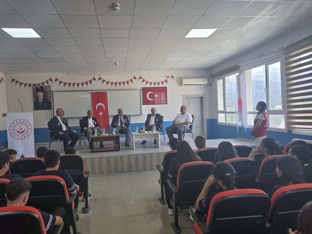 ailesosyalhatay's tweet photo. Eczacı Maruf Çilli Anadolu lisesinde " Vatan ve Kahramanlık Buluşmaları" programı gerçekleştirildi. Öğrencilerimize vatan sevgisi, milli birlik ve beraberlik ruhu ile kahramanlık değerlerimizin önemi aktarılmış; aziz Şehitlerimiz rahmet ve minnetle anılmıştır.
@ashb_sehitgazi https://t.co/JknU8bGfjW