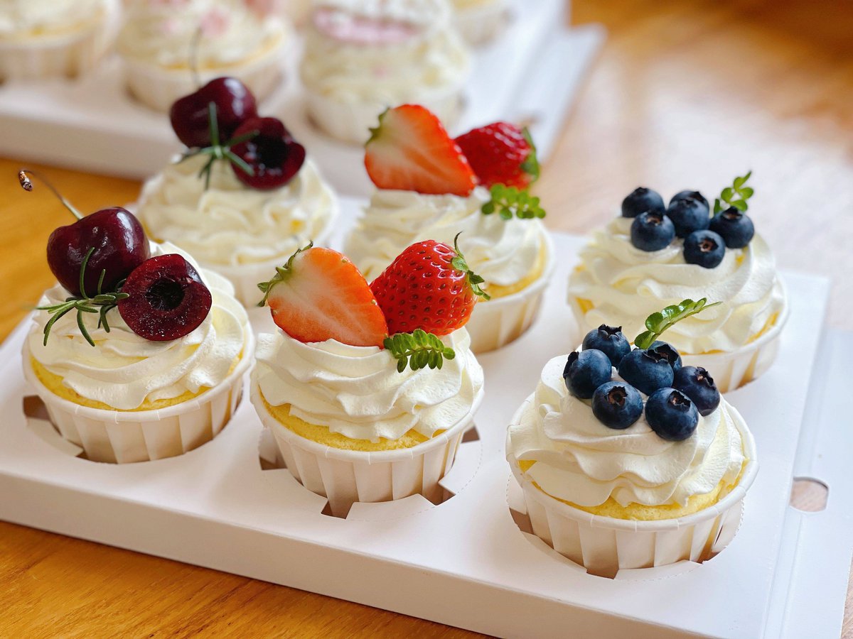 haiella152767's tweet photo. Just pulled the fluffiest vanilla cupcakes out of the oven, fresh frosting on top—weekend baking hits different! ， https://t.co/vbHmteGd4d