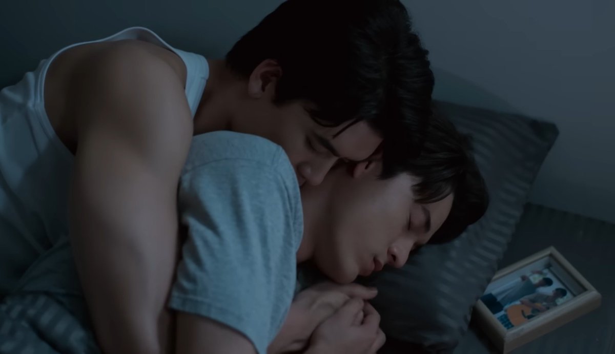 prettyyygawin's tweet photo. mark tong gave us so many tender, beautiful and spontaneous moments of physical intimacy that you witness two people who truly care, desire and love each other. yall stop sleeping on my babies 🥺

#MyGoldenBlood https://t.co/S6fFNrByw5