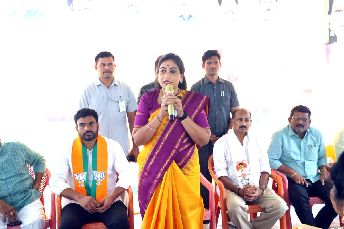 Anitha_TDP's tweet photo. నక్కపల్లిలో టీడీపీ, జనసేన, బీజేపీ నాయకులతో సమావేశమై స్థానిక సంస్థల ఎన్నికల్లో కూటమి సమన్వయం, కార్యాచరణపై దిశానిర్దేశం చేశాను. 

ఎన్డీఏ కూటమి ఒక ఉమ్మడి కుటుంబంగా ప్రజల కోసం మరింత సమన్వయంతో పనిచేయాలని సూచించడం జరిగింది.

#ChandraBabuNaidu #HomeMinister #VangalapudiAnitha #TDP #AndhraPradesh