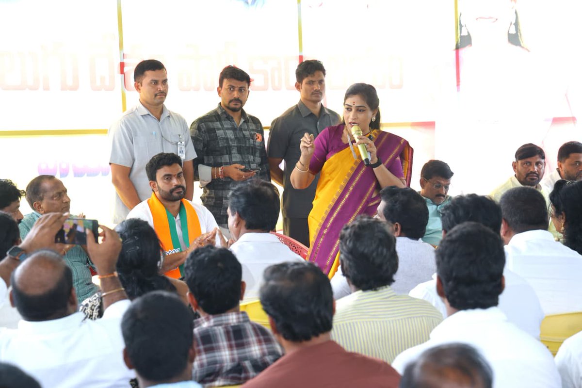 Anitha_TDP's tweet photo. నక్కపల్లిలో టీడీపీ, జనసేన, బీజేపీ నాయకులతో సమావేశమై స్థానిక సంస్థల ఎన్నికల్లో కూటమి సమన్వయం, కార్యాచరణపై దిశానిర్దేశం చేశాను. 

ఎన్డీఏ కూటమి ఒక ఉమ్మడి కుటుంబంగా ప్రజల కోసం మరింత సమన్వయంతో పనిచేయాలని సూచించడం జరిగింది.

#ChandraBabuNaidu #HomeMinister #VangalapudiAnitha #TDP #AndhraPradesh