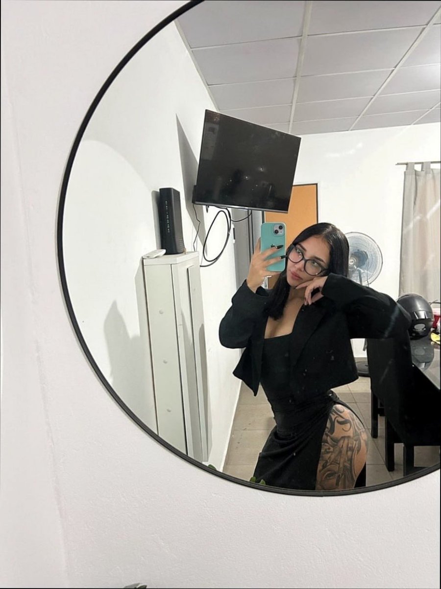 EmilyClarkc0's tweet photo. would you choose me for a first date? https://t.co/1HVFQ1V0CT