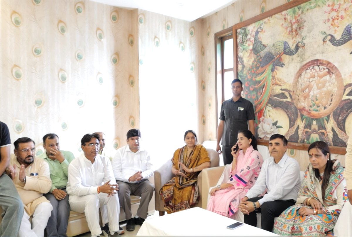 bjparchanagupta's tweet photo. 🌸 पंडित दीनदयाल उपाध्याय जी की जयंती पर पानीपत में आयोजित कार्यक्रम में सहभागिता कर उन्हें नमन किया। 🙏🇮🇳

इस अवसर पर महापौर श्रीमती कोमल सैनी जी एवं श्री हरपाल ढांडा जी उपस्थित रहे। 💐 https://t.co/hSDY4Sqz1p