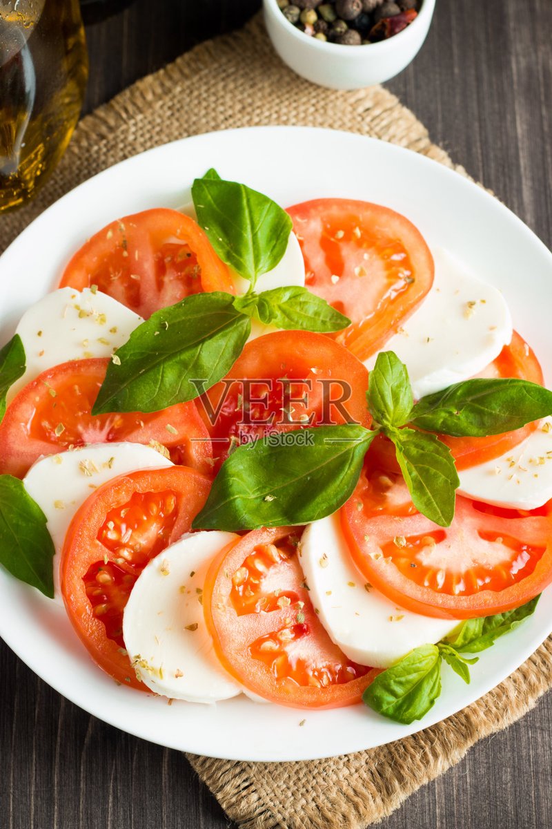 vickygrady83267's tweet photo. Just grabbed fresh basil, ripe tomatoes, and creamy mozzarella for a quick, mouthwatering caprese salad tonight! https://t.co/eJunuPZPfk
