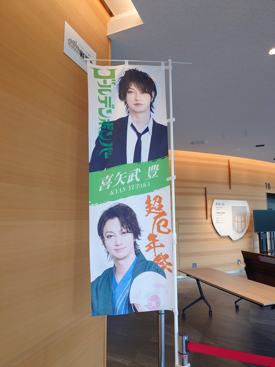 miryu617's tweet photo. 物販開始前には並んだのにガチャ売り切れwwww
主要グッズ売り切れwww
タオルとせんべい買って終わった🤣
#金爆
#ゴールデンボンバー
#超厄年祭 https://t.co/Jz5xLzCf3u